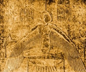 Iside inginocchiata ai piedi del sarcofago protegge il morto con le sue ali distese. Bassorilievo del sarcofago di Ramsete III, XX Dinastia (Parigi, Louvre). 