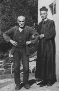 Don Vincenzo con il padre Bartolomeo (1859-1942) sull’aia di “Castelgandolfo”