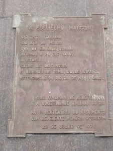 La targa posta ai piedi della statua di Cristo Redentore dalla comunità italiana della città di Rio de Janeiro