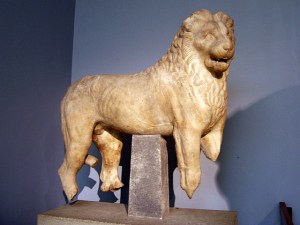 Statua di un leone proveniente dal Mausoleo di Alicarnasso, Brithish Museum di Londra.